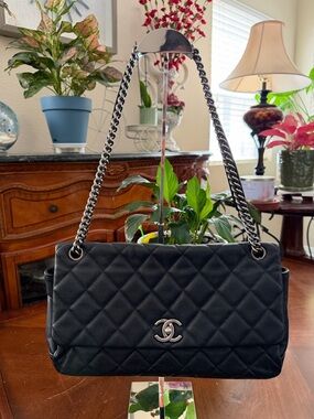 Vintage Chanel Lady Pearly Quilted Flap Black Bag Iridescent Caviar Leather